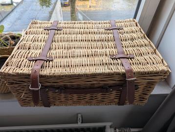 Leuke picknickmand met inhoud  beschikbaar voor biedingen