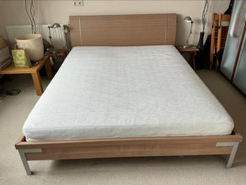 Bed 2-persoons 160x200 cm incl. 2 lattenbodems