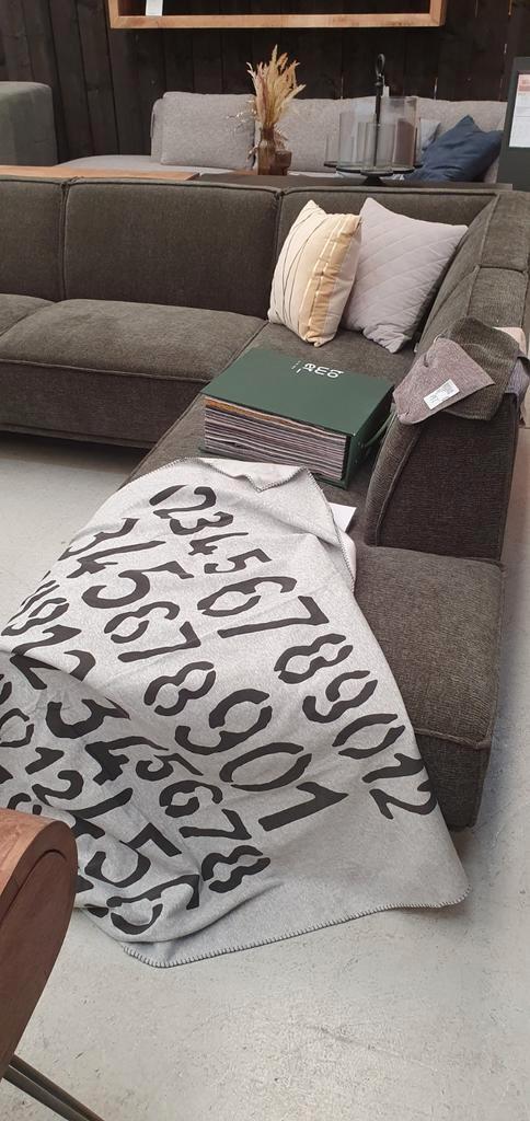Hele pallet zachte grijze woood dice cijferplaid, Huis en Inrichting, Woonaccessoires | Plaids en Woondekens, Zo goed als nieuw