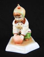 Zsolnay - Sinko - Kind met bal (3056), Verzamelen, Beelden en Beeldjes, Ophalen, Zo goed als nieuw, Mens