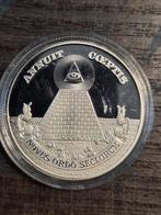 Zilverenkleurige Munt met Piramide, Ophalen of Verzenden, Overige materialen