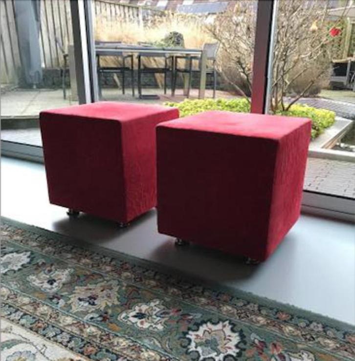 kubus 2 stuks ook te gebruiken als bijzettafeltjes, Huis en Inrichting, Woonaccessoires | Kussens, Zo goed als nieuw, Rood, Vierkant