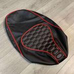 UITVERKOOP! Zadelhoes Vespa Sprint rood audi rs custom, Info@jynkx.com, Jynkx, Nieuw, Ophalen of Verzenden