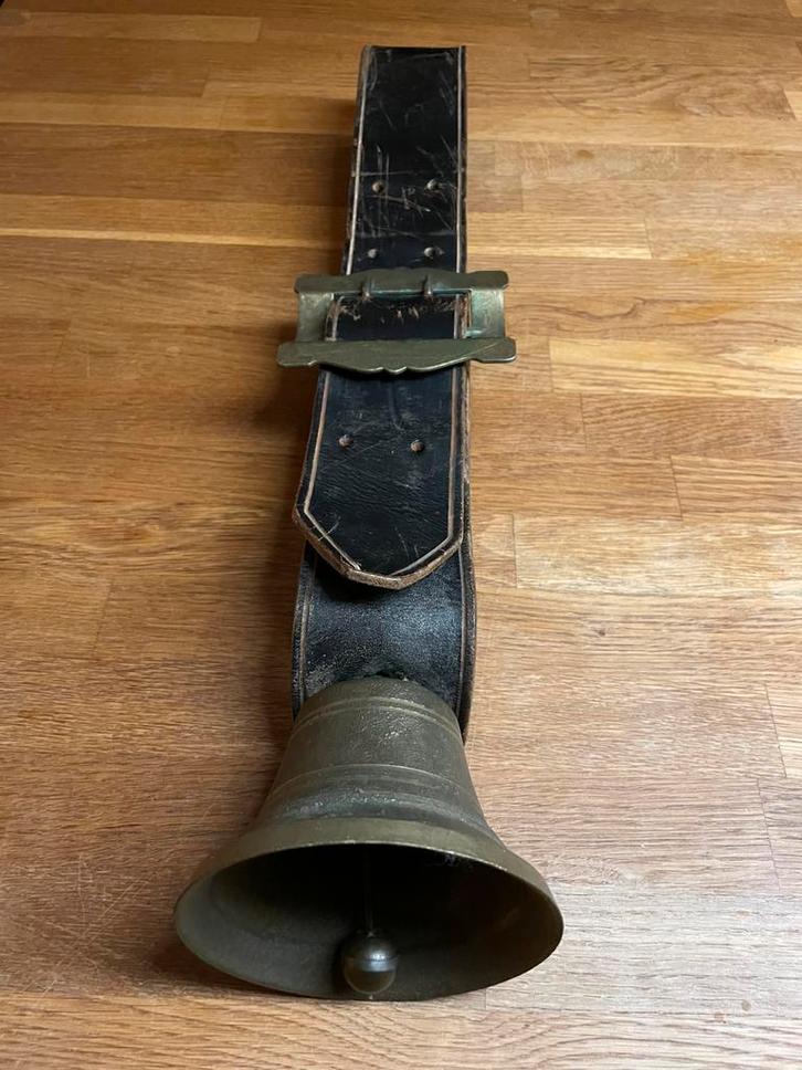 VTG messing koebel met lederen riem en gesp | 1900-1950, Antiek en Kunst, Curiosa en Brocante, Ophalen of Verzenden