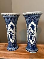Twee handbeschilderde Delfts blauwe vazen, Ophalen of Verzenden