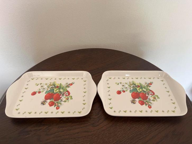 Twee vintage melamine dienbladen aardbei ontwerp, Huis en Inrichting, Woonaccessoires | Dienbladen, Zo goed als nieuw, Kunststof