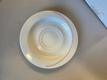 Witte kopjes en schaaltjes te koop beschikbaar voor biedingen