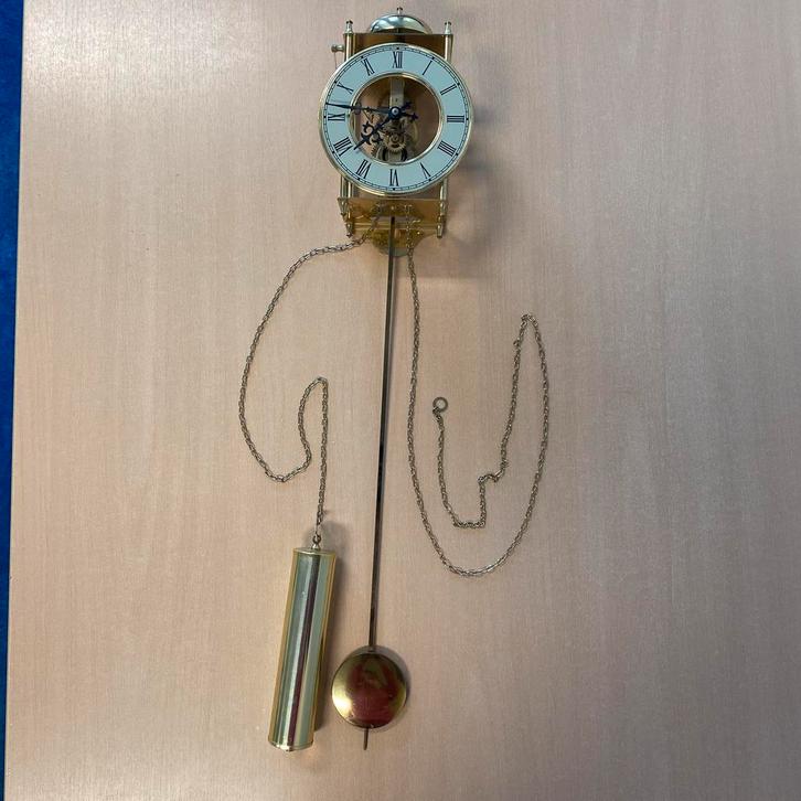 Moderne wandklok met kettingtakel-slinger-systeem, Huis en Inrichting, Woonaccessoires | Klokken, Zo goed als nieuw, Wandklok