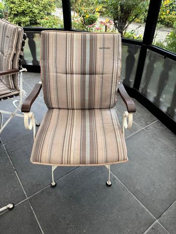 Tuinset met tafel, stoelen & kussens beschikbaar voor biedingen