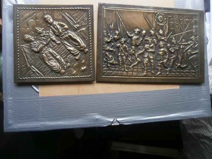 2 Koperen wandbordjes, Boertjes/Nachtwacht igst., Antiek en Kunst, Curiosa en Brocante, Ophalen of Verzenden