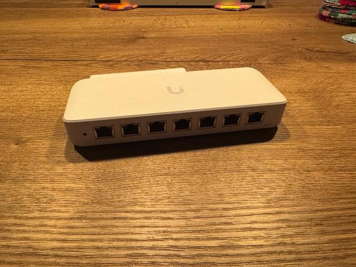 Ubiquiti UniFi Ultra 210W Switch, Computers en Software, Netwerk switches, Zo goed als nieuw, Ophalen of Verzenden