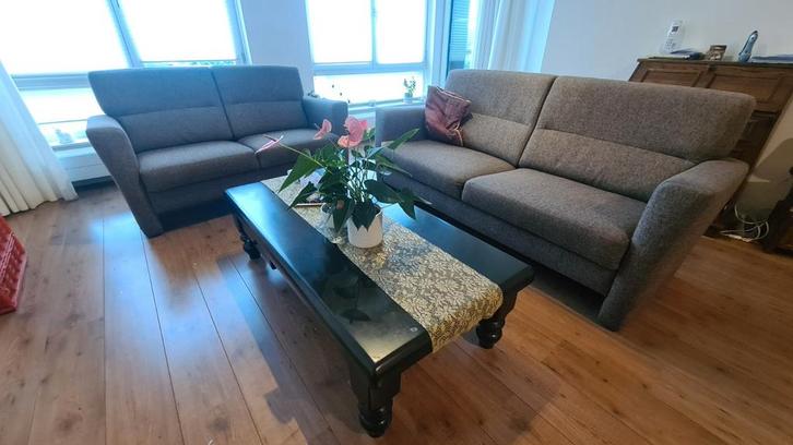 Grijze 2- en 3 zits bank -Weg wegens verhuizing, Huis en Inrichting, Banken | Complete zithoeken, Gebruikt, Stof, Ophalen