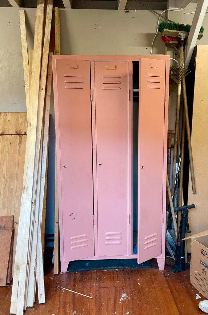 Vintage metalen locker - Zalmroze, Huis en Inrichting, Kasten | Lockerkasten, Gebruikt, Ophalen
