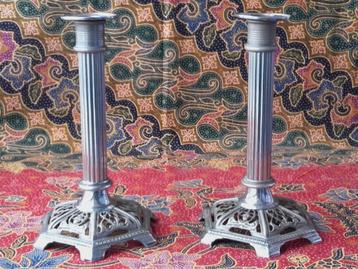 Mooi stel oude silverplate kandelaars uit Engeland 23,4 cm. beschikbaar voor biedingen