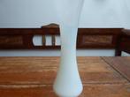 Sierlijk vormgegeven opaline vaas in wit, 27 cm., Antiek en Kunst, Antiek | Glas en Kristal, Ophalen of Verzenden