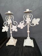 2 grote vintage met bladeren versierd gietijzeren kandelaars, Antiek en Kunst, Antiek | Kandelaars, Ophalen of Verzenden, Overige materialen