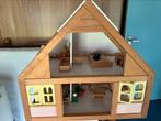 Houten poppenhuis met rood dak incl.poppetjes en meubels, Kinderen en Baby's, Speelgoed | Poppenhuizen, Ophalen, Zo goed als nieuw