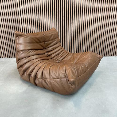 Ligne Roset togo - Eenzits chocolate - vol aniline leder, Antiek en Kunst, Antiek | Meubels | Stoelen en Banken, Ophalen of Verzenden