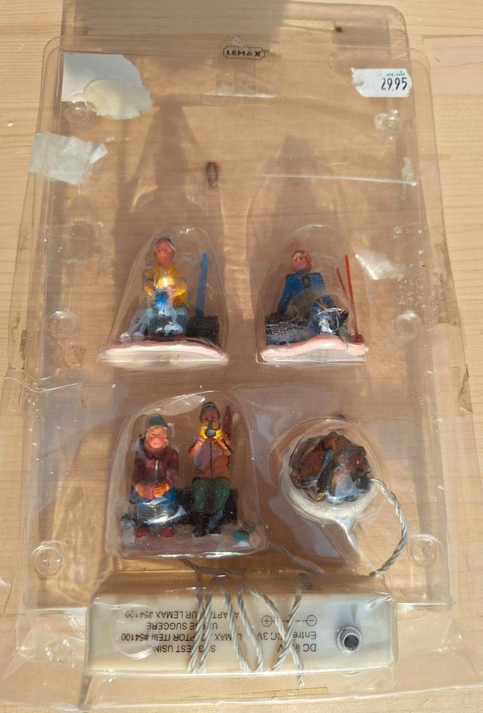 Lemax "Skiers' Camp Fire, Set Of 4" #04468, Diversen, Kerst, Zo goed als nieuw, Ophalen of Verzenden