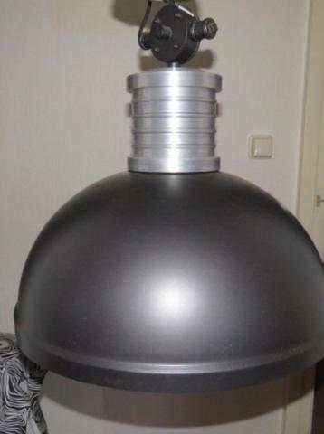 Grote industriële design hanglamp zwart metaal met ketting beschikbaar voor biedingen