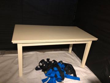 Uitschuifbare eettafel, salontafel en bijzettafel beschikbaar voor biedingen