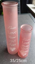 Set van 2 roze glazen vazen met 'Love' opschrift, Overige kleuren, Ophalen of Verzenden, Minder dan 50 cm, Glas