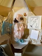 Franklin Mint heirloom doll Klein inclusief stand, Verzamelen, Poppen, Zo goed als nieuw, Ophalen