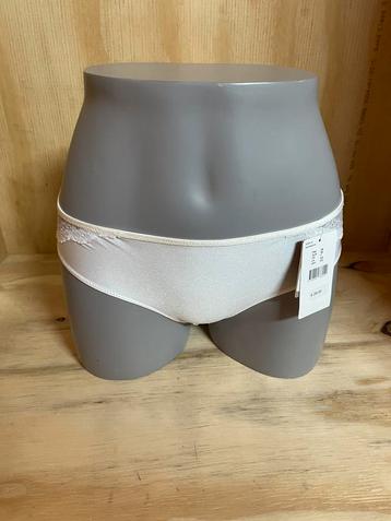 Chantelle slip maat 36 en 40 model 6723 beschikbaar voor biedingen
