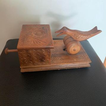 Vintage houten sigarettendispenser vogeltje beschikbaar voor biedingen
