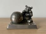 Vintage tinnen beeldje van een Panda en wereldbol van WWF, Verzamelen, Ophalen of Verzenden, Gebruikt, Dier