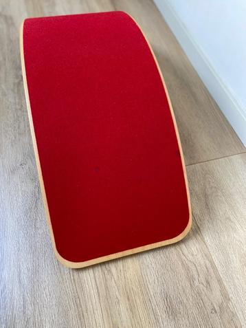 Wobbel board - rood vilt beschikbaar voor biedingen