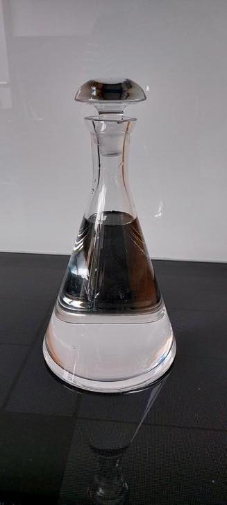 Karaf 1 liter met glazen stolp beschikbaar voor biedingen
