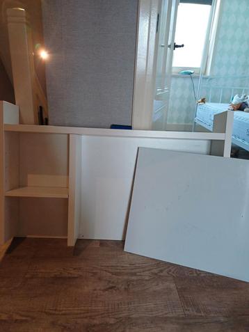 Opbouw ikea bureau wit met magneetbord
