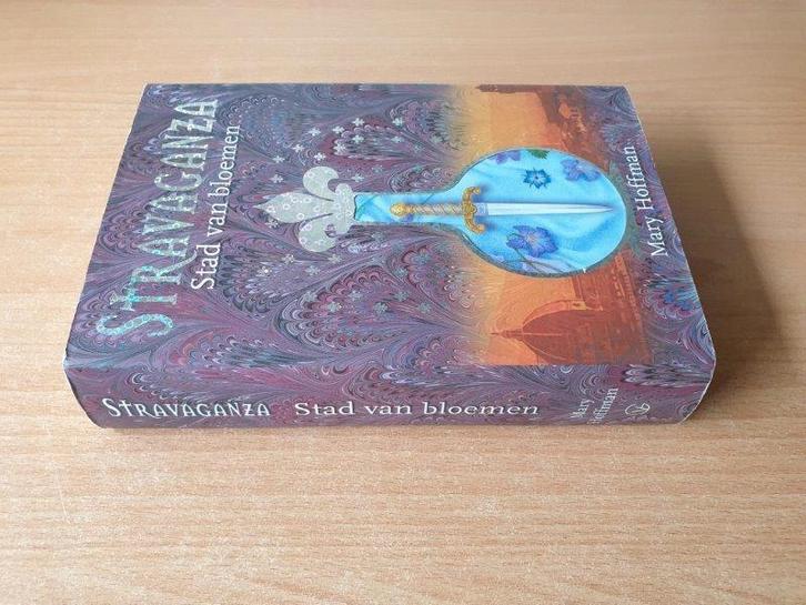 Mary Hoffman - Stad van Maskers, Sterren, Bloemen (HC), Boeken, Fantasy, Gelezen, Ophalen of Verzenden