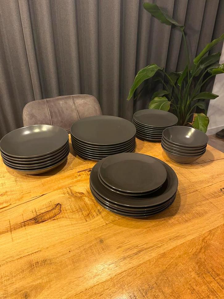 IKEA FÄRGKLAR 36-delig serviesset, mat donkergrijs, Huis en Inrichting, Keuken | Servies, Zo goed als nieuw, Compleet servies