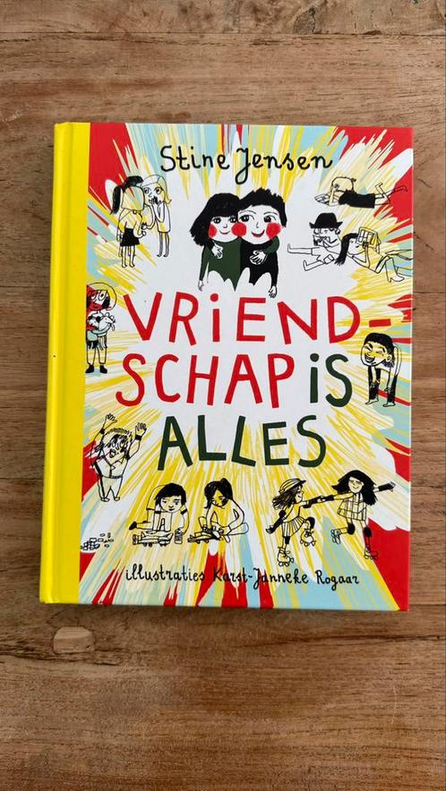 Stine Jensen - Vriendschap is alles - Hardcover, Boeken, Kinderboeken | Jeugd | 10 tot 12 jaar, Nieuw, Ophalen of Verzenden