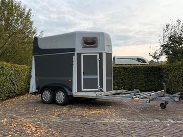 Mooie 2 paards humbaur koetsentrailer met kunstof vloer beschikbaar voor biedingen