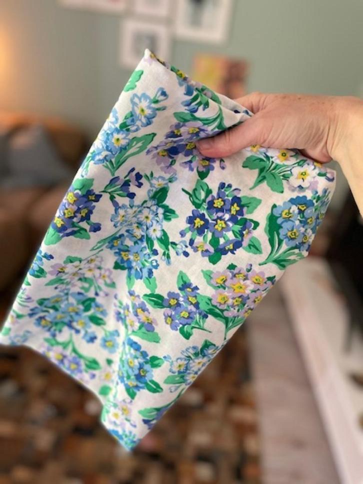 Stof bos bloemen blauw paars groen retro vintage, Hobby en Vrije tijd, Stoffen en Lappen, Nieuw, Katoen, 120 cm of meer, 30 tot 200 cm