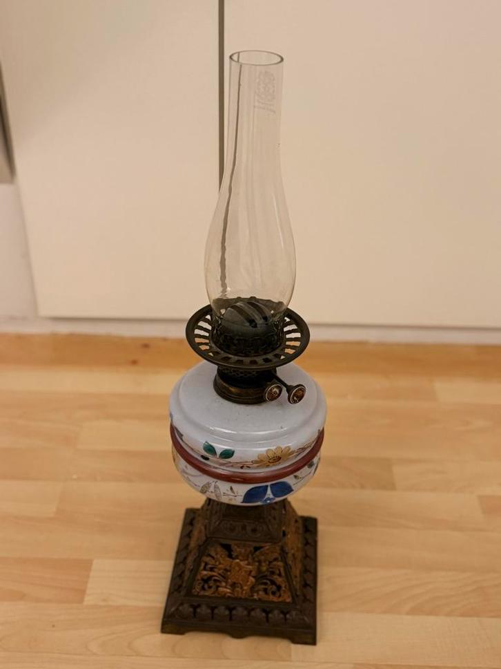 Antieke Petroleumlamp met Bloemmotief, Antiek en Kunst, Antiek | Lampen, Ophalen of Verzenden