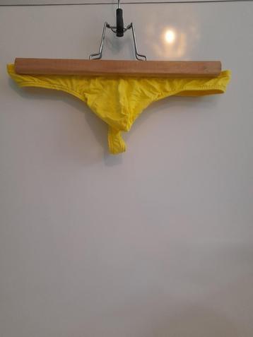 Gele heren string maat M beschikbaar voor biedingen