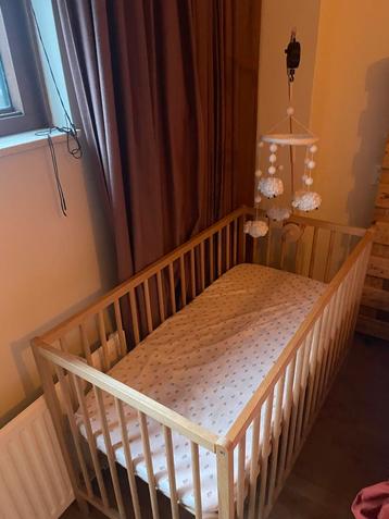 Mooi houten ledikant met matras beschikbaar voor biedingen