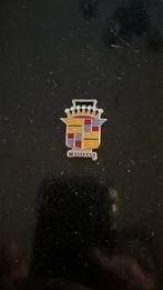 Cadllac plaatje metaal, Verzamelen, Speldjes, Pins en Buttons, Ophalen of Verzenden, Zo goed als nieuw, Overige onderwerpen