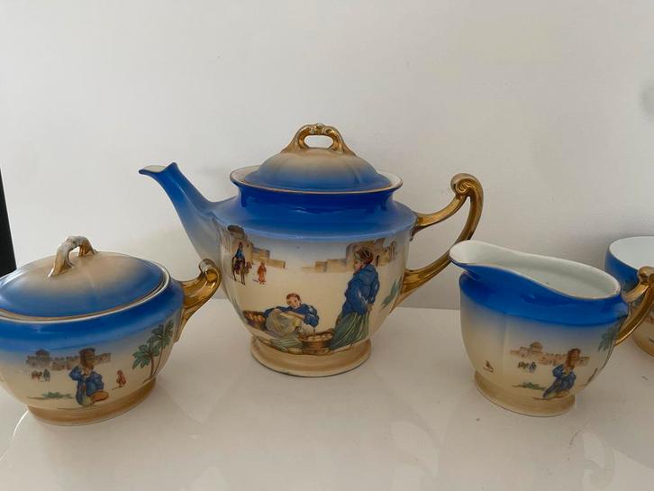 Antiek theeservies met blauwe accenten, Antiek en Kunst, Antiek | Servies compleet, Ophalen of Verzenden
