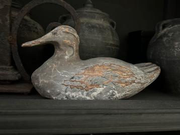 Sobere sleetse houten eend imperfect beschikbaar voor biedingen