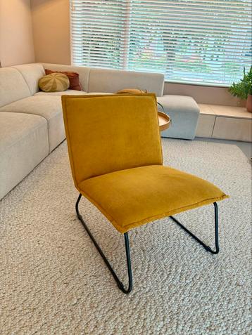 Prachtige fauteuil in okergele ribstof & zwart stalen frame beschikbaar voor biedingen