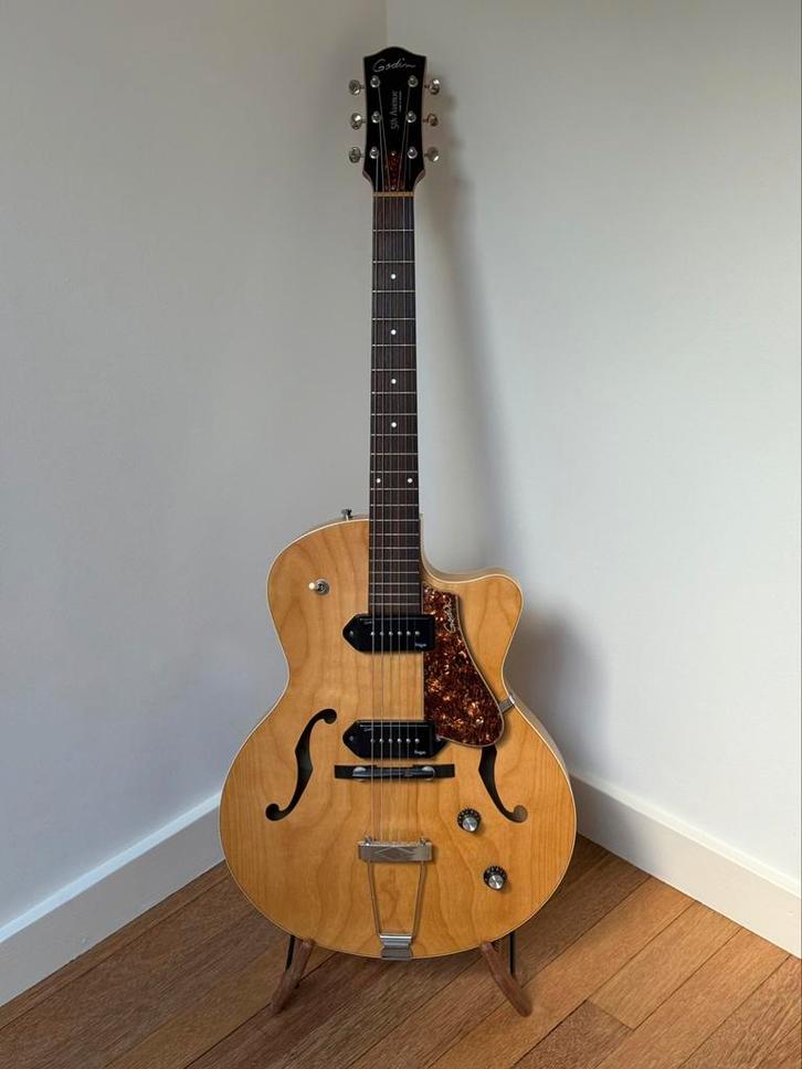 Godin 5th Avenue CW Kingpin II Natural in TRIC case zgan, Muziek en Instrumenten, Snaarinstrumenten | Gitaren | Elektrisch, Zo goed als nieuw