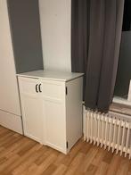 Wit Kastje met Deuren, Ophalen