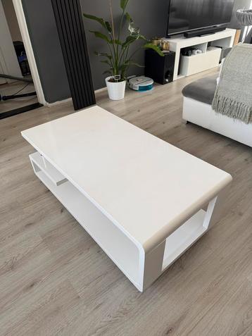 Witte hoogglans salontafel met wielen beschikbaar voor biedingen