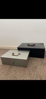 Te koop metalen geldkist, Verzamelen, Spaarpotten, Ophalen of Verzenden, Metaal of Blik, Overige thema's