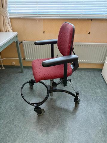 Rode Ergonomische Bureaustoel beschikbaar voor biedingen